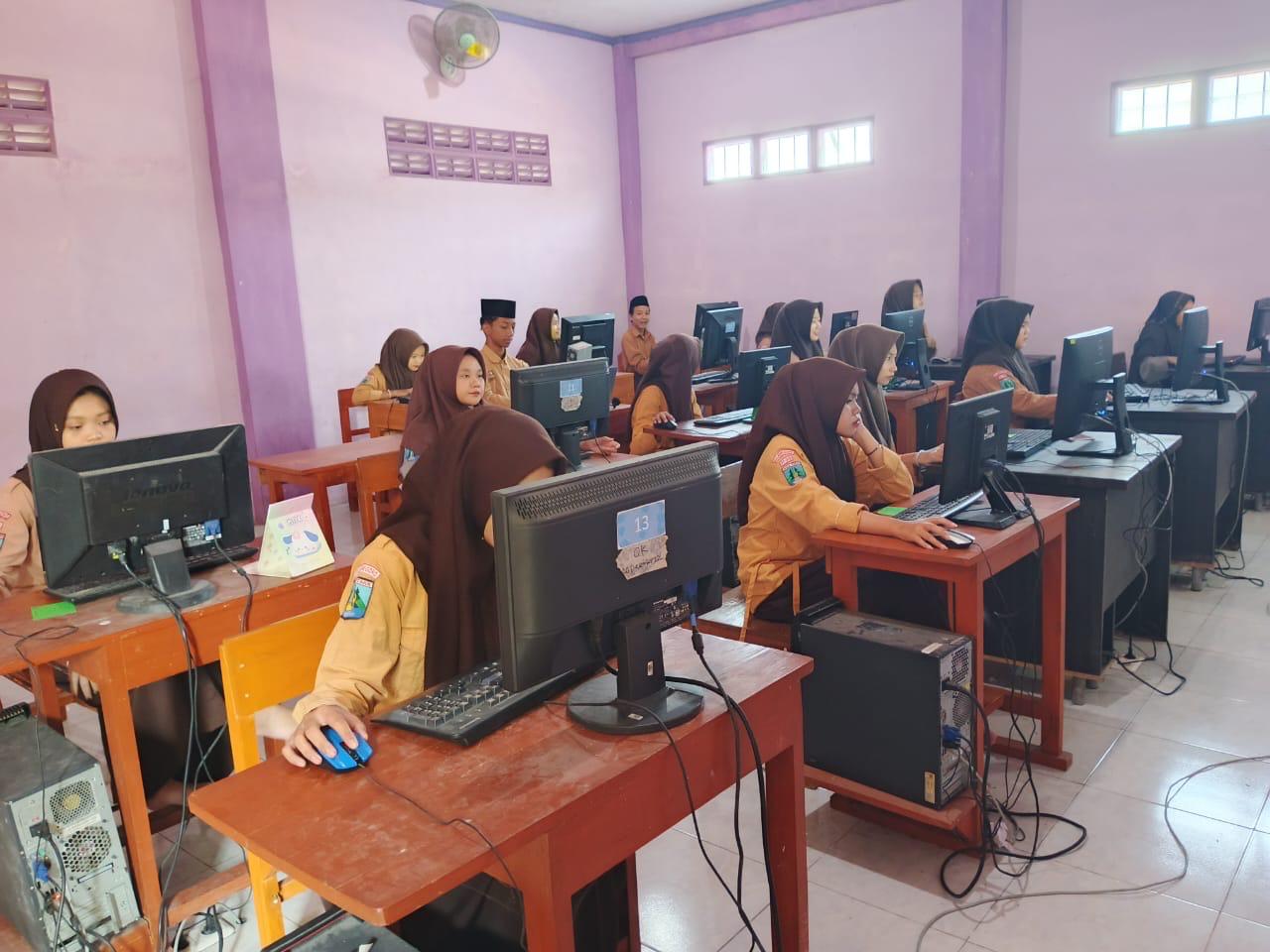 BEKALI KETERAMPILAN DIGITAL: MA RAHMATULLAH OPTIMALKAN PEMBELAJARAN DI LABORATORIUM KOMPUTER           