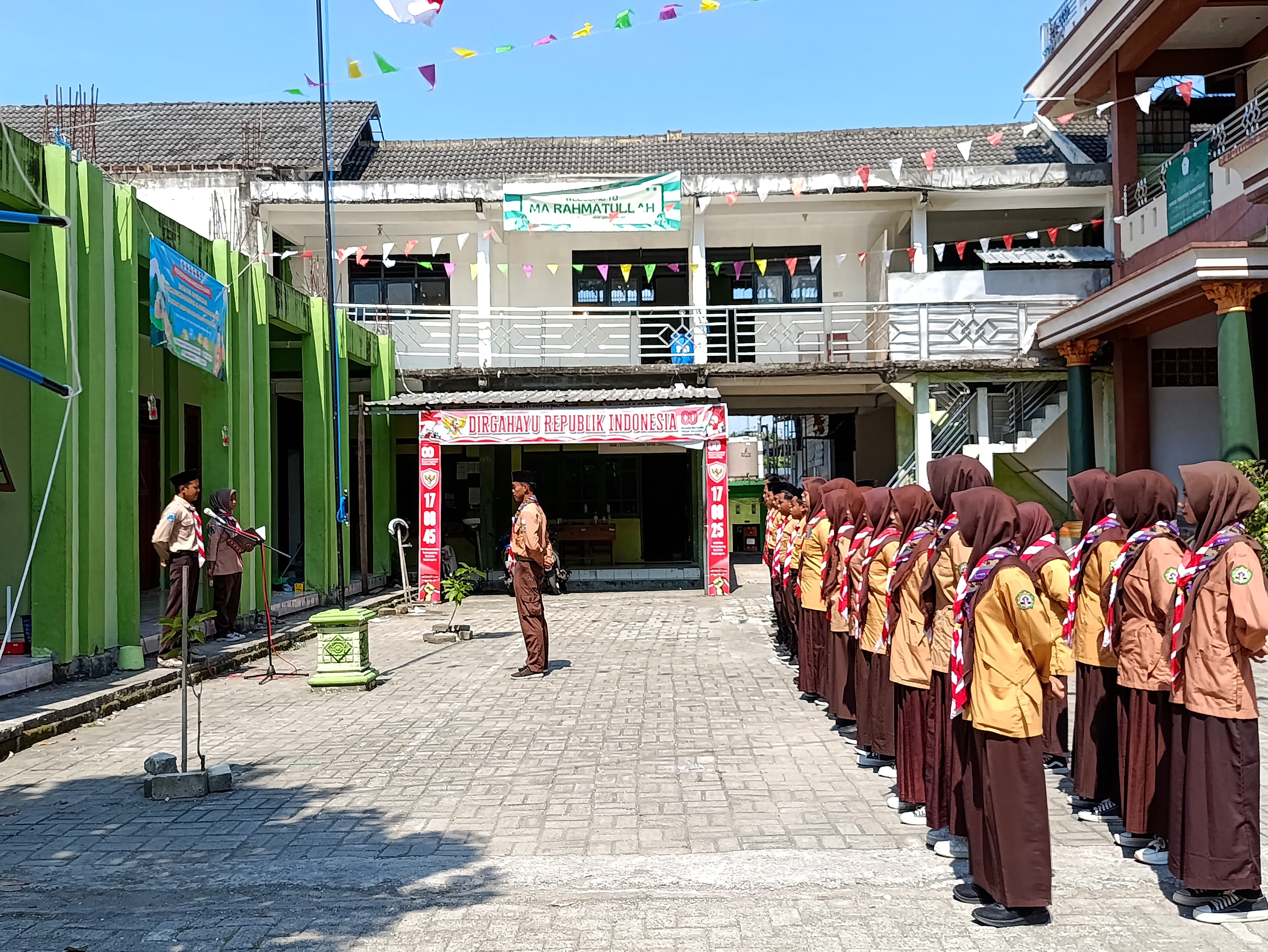 BINA DISIPLIN DAN KARAKTER: EKSTRAKURIKULER PRAMUKA MA RAHMATULLAH BERJALAN AKTIF